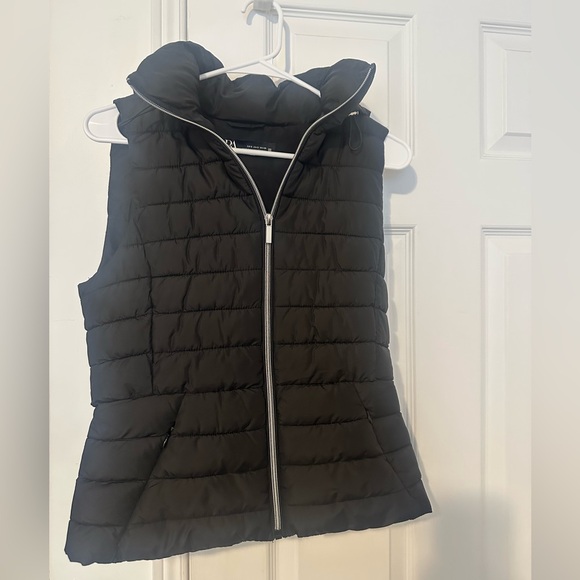 Zara Women's Quilted Black Vest with removable hood - Picture 3 of 3